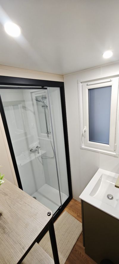 Grand douche, toilettes séparés, ballon d'eau chaude