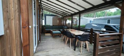 Grande terrasse lounge avec table et canapé