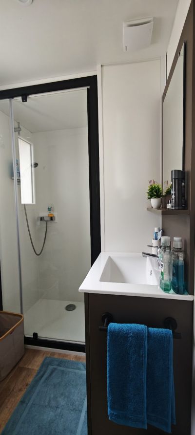 Grande douche, ballon d'eau chaude, avec toilettes séparés